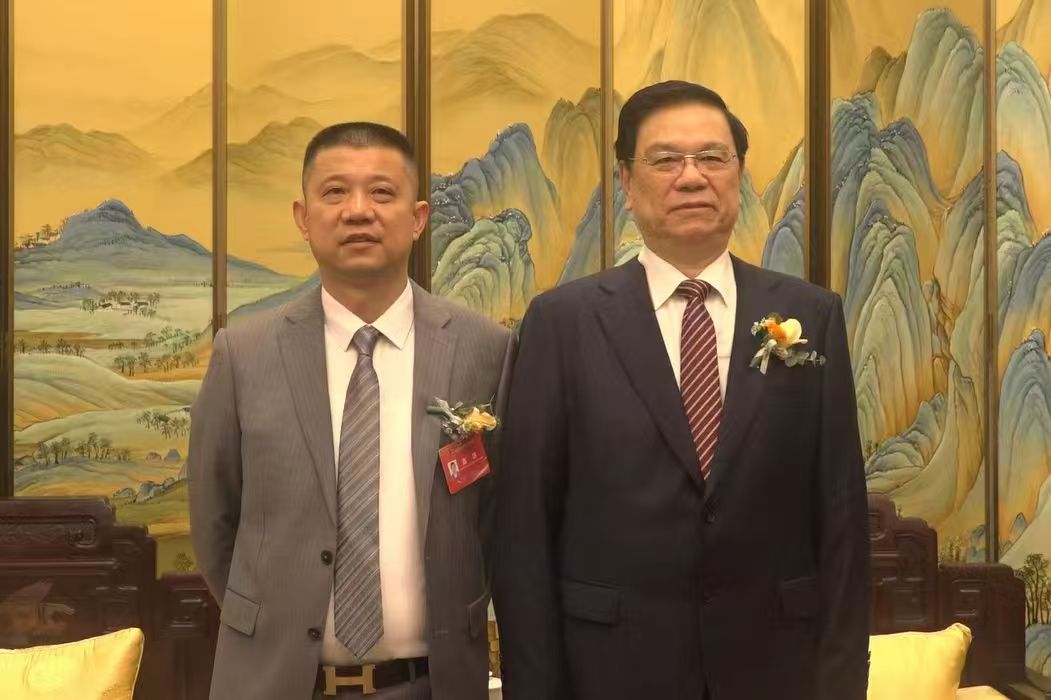 董事长董强与新质生产力大会领导吴忠泽合影