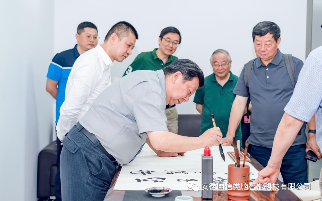 热烈欢迎安徽大学各位领导和校友莅临Z6尊龙参观指导工作！！(图6)
