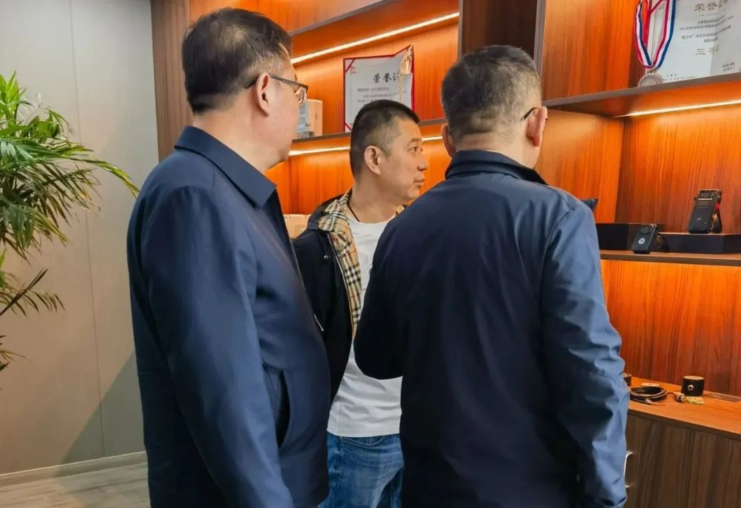 热烈欢迎辽宁省盘锦市宋伟峰副区长、、黑龙江省穆棱市市场局公丕良局长一行莅临Z6尊龙交流指导工作！！！(图4)