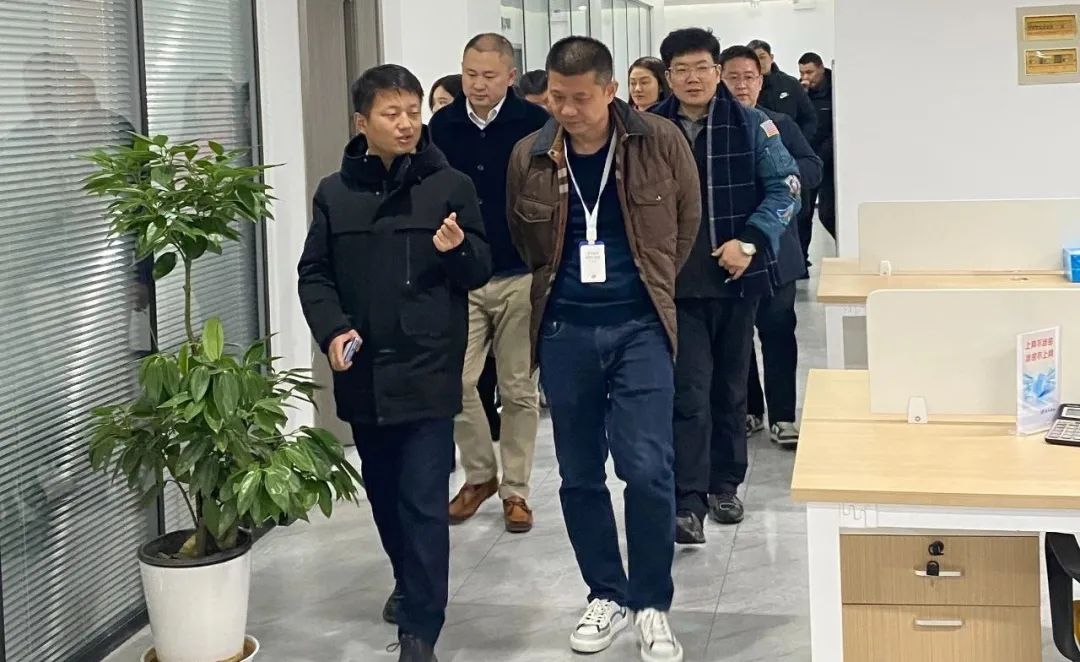 热烈欢迎合肥市高新区青年企业家协会各位领导莅临Z6尊龙指导工作(图6)